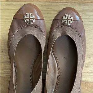 Tory Burch Jollie Ballet Flats in Taupe Leather in Brown Color